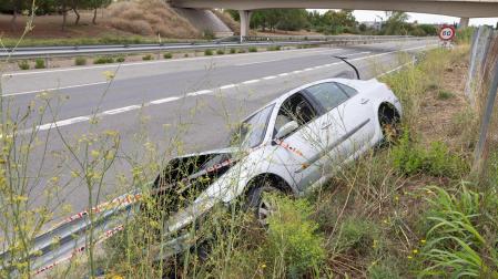 Imagen del coche accidentado y abandonado junto a la Autovía del Ebro A-68, a la altura de Tudela