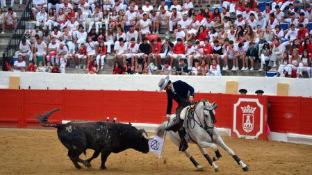 La localidad celebró el festejo taurino con novillos de Valle Blanco para los rejoneadores David Gomes (de verde) y Adrián Venegas (de azul)