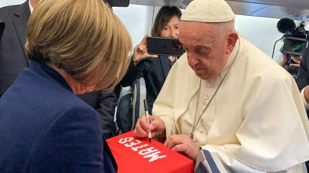 El papa Francisco firmó en el vuelo hacia Indonesia, primera etapa de su gira por Asia y Oceanía, una camiseta de fútbol con el nombre de Mateo (Gómez Sánchez)