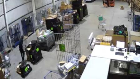 Vídeo de cómo los ladrones robaban teléfonos móviles en empresas de paquetería