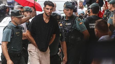 El futbolista del Valencia CF Rafa Mir conducido a los calabozos por agentes de la Guardia Civil