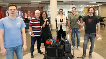 Desde la izquierda, Sergio Eslava (NAK), Joseba Torre (compositor), Belén Otxotorena (actriz y dramaturga), Yolanda Campos e Ignacio Fernández Galindo (NAK) y Javier Úcar Amsia (artista sonoro), este martes 3 de septiembre, en Civican, donde tuvo lugar el encuentro de inauguración del festival