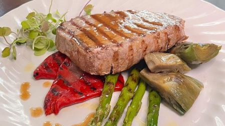 Plato de solomillo de ternera de Navarra (de Baztan Arizkun) al vino tinto con verduritas salteadas (con aceite de oliva virgen extra de Arróniz)