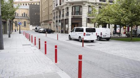 Los pivotes de la calle Paulino Caballero que impiden girar a la avenida Roncesvalles