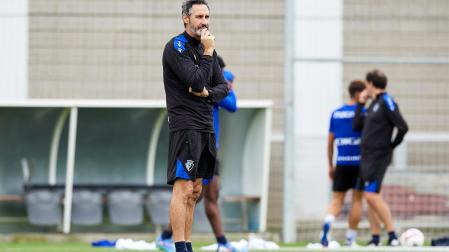 Vicente Moreno observa el entrenamiento de los suyos en las instalaciones de Tajonar