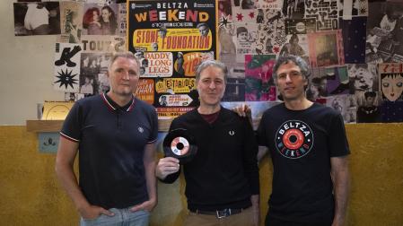 Josetxo Balda, Xabier Sagardia e Iban Iribarren en el bar Tarántula, que junto el Keops acogerá las sesiones de varios DJs durante el festival