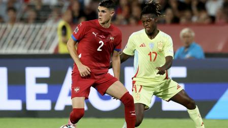 Nico WIlliams presiona al serbio Kosta Nedeljkovic durante el encuentro de la Liga de las Naciones