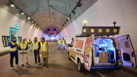 El consejero Chivite (2º izda.), durante su visita a las obras de mejora de los túneles de Ezkaba
