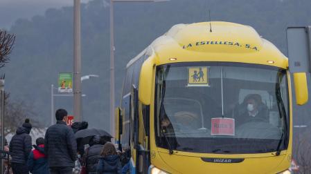 Niños y niñas de Ayegui se suben a un autobús escolar