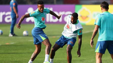 Eder Militao durante un entrenamiento con la reciente convocatoria de Brasil don de se lesionó