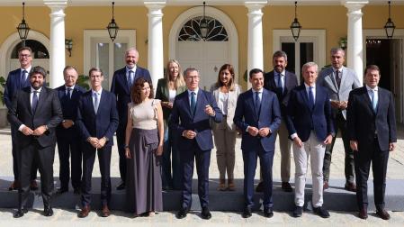 El presidente del PP, Alberto Núñez Feijóo, junto a los barones de su partido