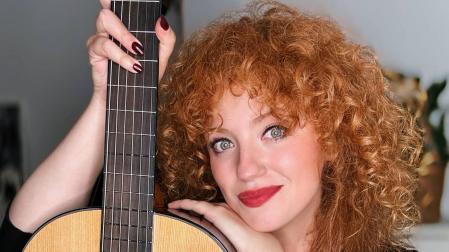 Yhael May con su guitarra en una imagen promocional