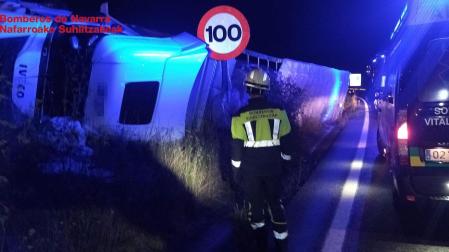 Estado en el que quedó el camión tras volcar en la A-15 en Irurtzun