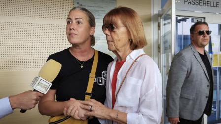 Caroline Darian, junto a su madre, Gisele Pelicot
