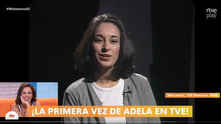 Adela González, viendo en el programa 'Mañaneros' sus inicios en la televisión navarra