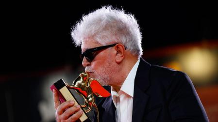 El director Pedro Almodóvar besa el León de Oro que ha recibido en el Festival de Cine de Venecia