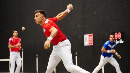 Jon Ander Peña arma el brazo para golpear la pelota en el partido del sábado 7 de septiembre