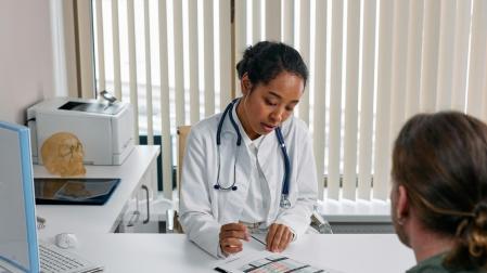 Una doctora durante consulta