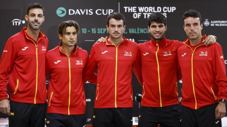 De izda. a dcha., Marcel Granollers, David Ferrer, Pedro Martínez Portero, Carlos Alcaraz y Roberto Bautista durante la presentación del equipo español para la Davis