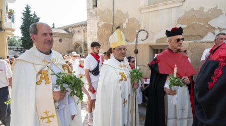El arzobispo, Florencio Roselló, entre el vicario general Miguel Larranbebere y el vicario Judicial, Carlos Ayerra, en la procesión de Santa Ana, durante las fiestas de Tudela de este año.