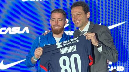 El futbolista español Iker Muniain (i) posa con el presidente de San Lorenzo, Marcelo Moretti, durante su presentación como nuevo refuerzo del San Lorenzo