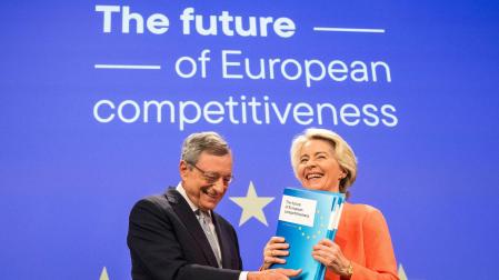 El expresidente del Banco Central Europeo (BCE), Mario Draghi, que presentó el documento junto a la presidenta de la Comisión Europea, Ursula von der Leyen, propone emitir deuda común para financiar ciertos proyectos de innovación