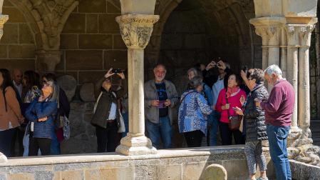 Visitantes en el claustro de San Pedro de la Rúa, esta pasada primavera