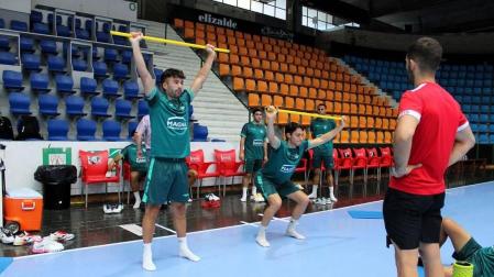 Ion Cerviño (izda.) y Josu Mendive (dcha.) se ejercitan en la pretemporada de Osasuna Magna
