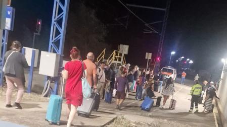 Los pasajeros han tenido que bajarse del tren en el intercambiador de Plasencia de Jalón, donde llevaban parados más de dos horas