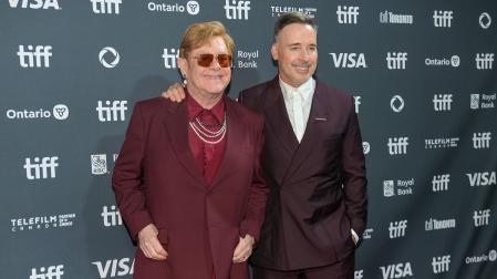 Elton John ha asistido en el Festival de Cine de Toronto al estreno de 'Elton John: Never Too late', de R.J. Cutler y David Furnish