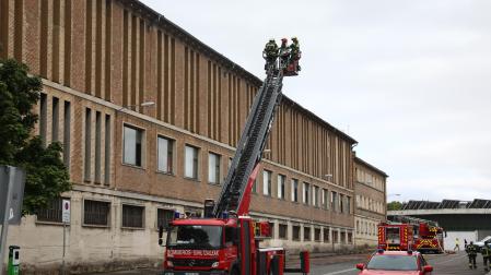 Fotos del incendio en el tejado del edificio de Policía Municipal de Pamplona ya extinguido. /