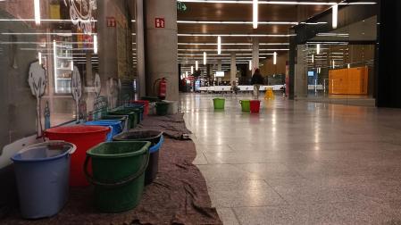 Casi una veintena de cubos repartidos en el interior de la estación de autobuses esta misma semana