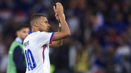 Kylian Mbappé aplaude al público parisino tras el Francia-Bélgica de la Liga de Naciones