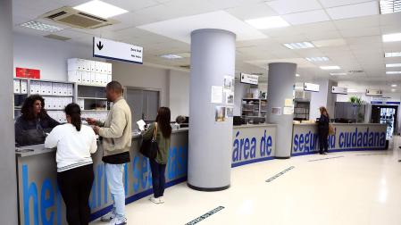 Varias personas, este jueves en el interior de la oficina de atención ciudadana en el edificio de la Policía Municipal de Pamplona