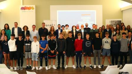 Profesores e invitados a la primera clase de Economía Social y Cooperativismo en el colegio Liceo Monjardín junto a los primeros veinte alumnos que la cursarán
