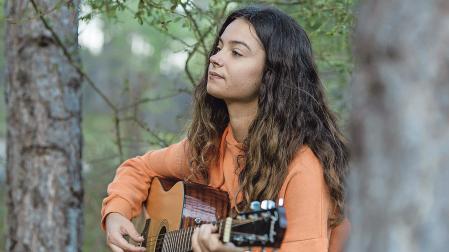 Ane Martija, con su guitarra