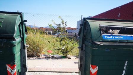 Quisiera denunciar lo que pasa día si y día también el Ansoain (calle Berriobide) se avisa a la policía pero hacen caso omiso. Dejan fuera de los contenedores cristales y de todo. /