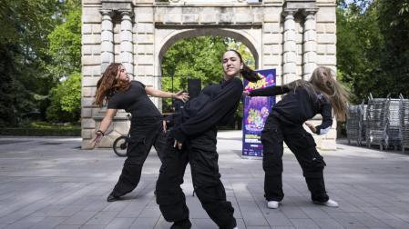 Carla Izquierdo (centro), Maite Goñi y Naiara Chamorro (dcha.), de Taupadak Dance Studio, ayer en la presentación del festival en el Bosquecillo.