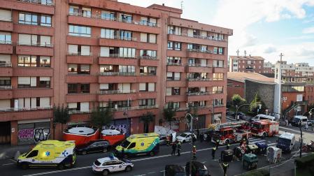 Los servicios de emergencias apostados ante la vivienda donde sucedieron los hechos