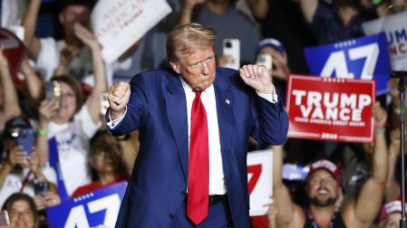 El expresidente Donald Trump baila durante un acto en el  World Market Center en Las Vegas
