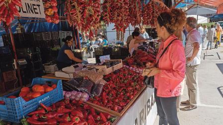 Varias personas en el mercado del año pasado, que se instaló por primera vez junto al silo