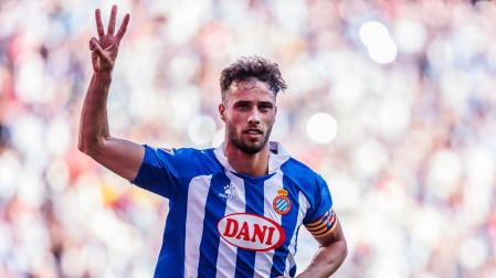 Javi Puado celebra sus tres tantos frente al Alavés