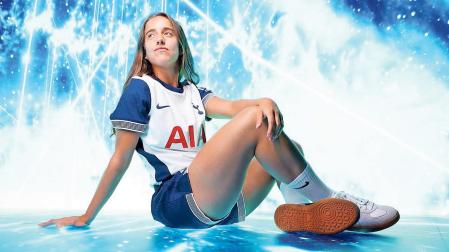 Maite Oroz, en una de las imágenes que el Tottenham ha publicado tras su fichaje