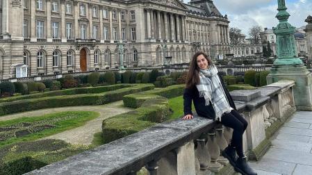 La joven pamplonesa Nerea Pérez del Barrio, ante el Palacio Real de Bruselas