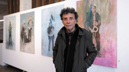 Xabier Celestino, junto a varias obras de gran formato creadas en torno a la figura de un instrumentista
