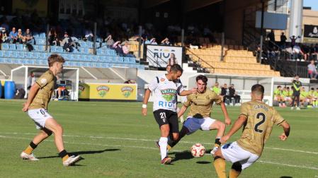 El centrocampista del Tudelano, José Antonio Méndez 'Canario', controla el balón