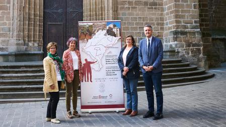 De izda.a dcha. la directora del Servicio de Patrimonio, Susana Herreros; la consejera Esnaola; la técnico superior restauradora Alicia Ancho; y el director general de Cultura-Institución Príncipe de Viana