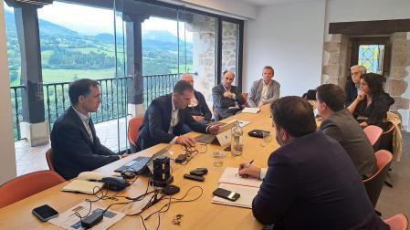 Un momento del encuentro entre la delegación navarra y representantes de la Corporación MONDRAGON