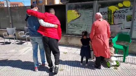 Vídeo de Youssef, agarrado por el traductor para que no pierda el equilibrio, junto a su familia
