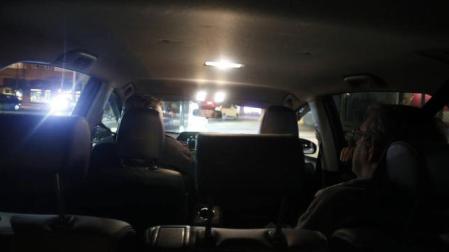 Una persona viaja en un taxi